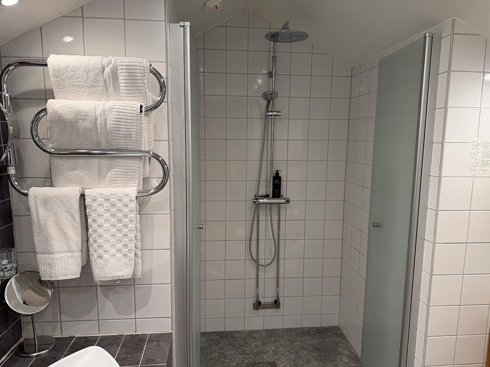 Ett modernt badrum med duschkabin.